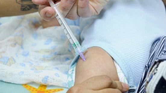 A aplicação do Nirsevimabe em Praia Grande visa proteger recém-nascidos e bebês prematuros contra complicações do VSR - Foto: Agência Saúde/ DF