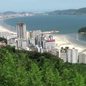Em São Vicente, cinco das seis praias testadas foram reprovadas, enquanto Santos apresenta apenas uma imprópria - Foto: Reprodução