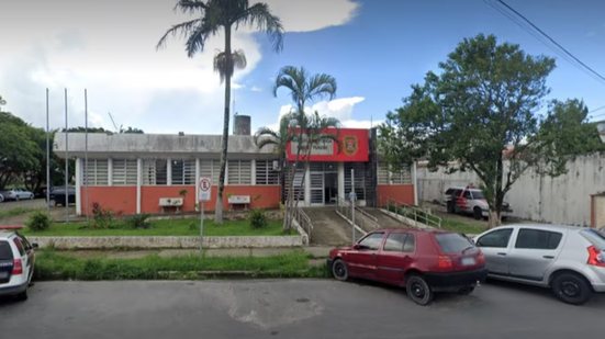 Dupla foi pega após consulta ao banco de dados criminal da polícia; criminosos tinham mandados de prisão em aberto e foram levados à delegacia - Foto: Reprodução/ Google Maps