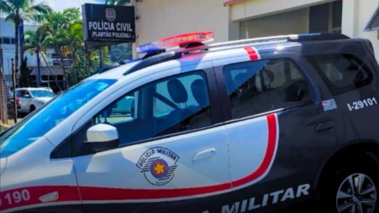 Um homem foi preso em Mongaguá após tentativa de esconder drogas durante abordagem policial, evidenciando o tráfico na região - Foto: Divulgação/ 29° BPMI