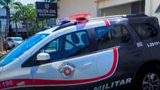 Um homem foi preso em Mongaguá após tentativa de esconder drogas durante abordagem policial, evidenciando o tráfico na região - Foto: Divulgação/ 29° BPMI