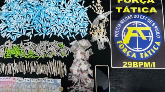 A ação da Força Tática resultou na apreensão de drogas e dinheiro - Foto: Divulgação/ 29° BPMI