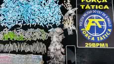 A ação da Força Tática resultou na apreensão de drogas e dinheiro - Foto: Divulgação/ 29° BPMI