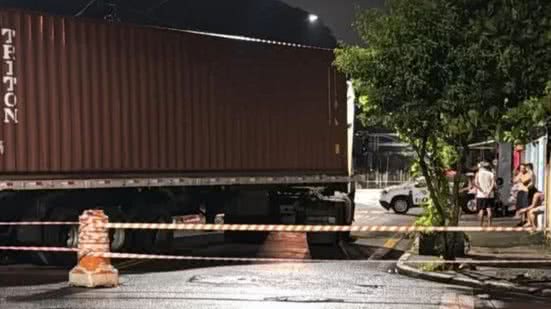 Caminhão provoca danos à rede elétrica em Santos, mas energia não é interrompida - Foto: Reprodução
