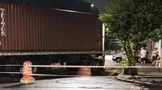 Caminhão provoca danos à rede elétrica em Santos, mas energia não é interrompida - Foto: Reprodução