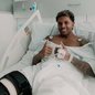 O ex-santista inicia fisioterapia intensa para superar lesão no ligamento cruzado e menisco - Foto: Redes Sociais / Rodrygo