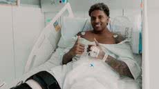 O ex-santista inicia fisioterapia intensa para superar lesão no ligamento cruzado e menisco - Foto: Redes Sociais / Rodrygo
