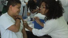 Com a vacinação nas escolas, Santos eliminou barreiras e garantiu que quase todos os adolescentes fossem vacinados - Foto: Carlos Nogueira/ Prefeitura de Santos
