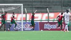 Após um primeiro tempo equilibrado, a Portuguesa Santista se impõe e fecha o jogo com uma vitória - Foto: Eude Aerton