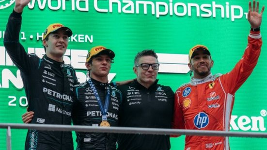 Lewis Hamilton encerra um longo jejum e conquista seu primeiro pódio pela Ferrari, superando desafios na corrida - Foto: Divulgação F1