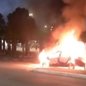 Um carro incendiado na Praça 14 Bis em Guarujá deixou a população em alerta - Imagem: Reprodução