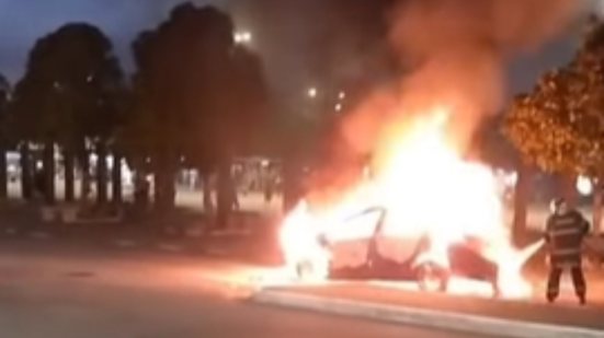Um carro incendiado na Praça 14 Bis em Guarujá deixou a população em alerta - Imagem: Reprodução