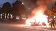 Um carro incendiado na Praça 14 Bis em Guarujá deixou a população em alerta - Imagem: Reprodução