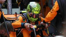 A temporada de 2026 começou mal para a McLaren, que não conseguiu alinhar seus carros no GP da China - Foto: Dom Gibbons/LAT Images