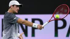 O jovem tenista brasileiro, número 39 do ranking ATP, se destaca no Miami Open 2026 - Imagem: Reprodução
