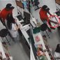 Um homem assaltou uma farmácia em Peruíbe em apenas 30 segundos, surpreendendo a funcionária e deixando a comunidade em alerta - Foto: Reprodução