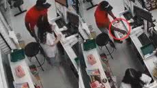 Um homem assaltou uma farmácia em Peruíbe em apenas 30 segundos, surpreendendo a funcionária e deixando a comunidade em alerta - Foto: Reprodução