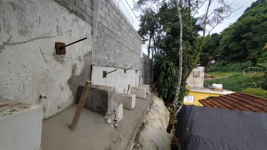 A Prefeitura de Santos finaliza a concretagem do muro de arrimo para estabilizar o Morro do Fontana e proteger a comunidade local - Foto: Divulgação/ Prefeitura de Santos