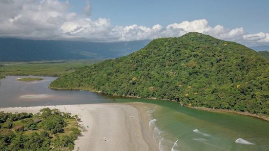 Um homem de 30 anos morreu afogado na Praia de Guaratuba, em Bertioga, durante um domingo de lazer, levantando preocupações sobre segurança - Foto: Reprodução