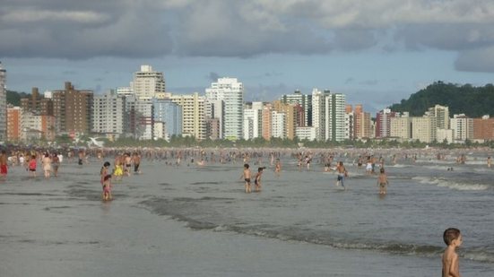 Dois homens, de 26 e 40 anos, faleceram após se afogarem em Praia Grande, deixando a comunidade em choque e tristeza - Foto: Reprodução