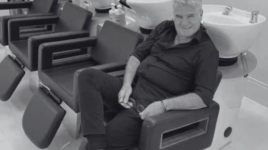 O renomado cabeleireiro Giorgio Parrino faleceu aos 67 anos, deixando um legado de amizade e sofisticação no setor de beleza - Foto: Reprodução