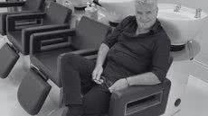 O renomado cabeleireiro Giorgio Parrino faleceu aos 67 anos, deixando um legado de amizade e sofisticação no setor de beleza - Foto: Reprodução