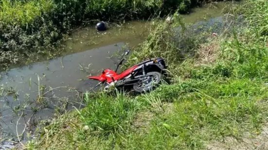 Dois homens caem em canal durante fuga da Guarda Civil em Itanhaém - Imagem: Reprodução
