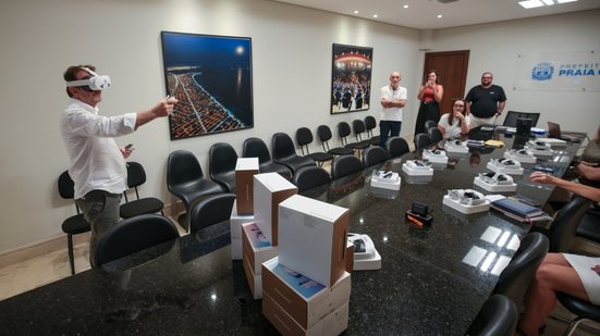 Estudantes da rede municipal exploram pontos históricos e naturais com tecnologia de imersão digital - Foto: Divulgação/ Prefeitura de Praia