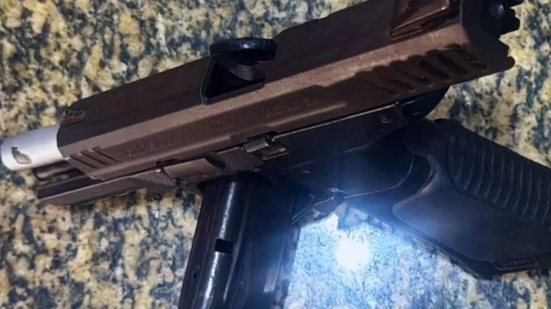Uma ação da Polícia Militar em São Vicente resultou na apreensão de uma pistola calibre 9mm após um suspeito fugir do cerco policial - Foto: Reprodução/ Polícia Militar