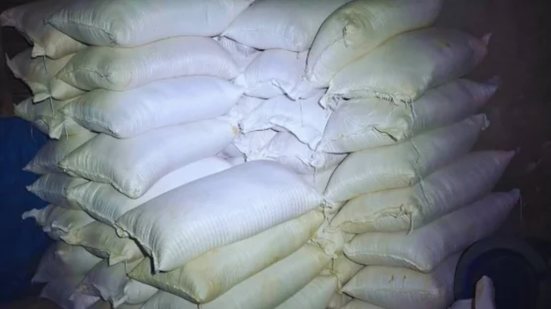 Agentes da Polícia Militar encontram galpões improvisados em mata, desarticulando esquema de furto de grãos na Área Continental de São Vicente - Foto: Reprodução/ 39º BPMI