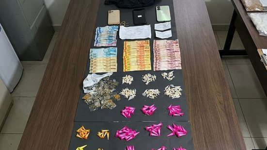 Uma operação rápida da PM resultou na prisão de um homem e na apreensão de drogas em um apartamento no bairro Guapiranga, em Itanhaém - Foto: Divulgação/ 29° BPMI