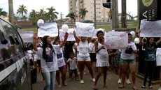 Familiares e amigos exigem respostas sobre a morte de Henry e Pedro - Imagem: Frederico Dias / Santa Cecília TV
