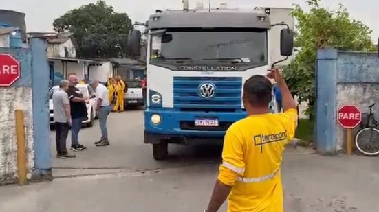 Trabalhadores da limpeza urbana enfrentam empresas em disputa sobre valores do Programa de Participação nos Resultados - Imagem: Reprodução