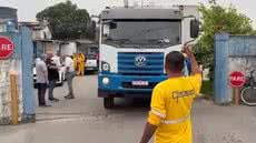 Trabalhadores da limpeza urbana enfrentam empresas em disputa sobre valores do Programa de Participação nos Resultados - Imagem: Reprodução