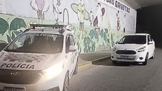 Um motorista de aplicativo foi preso após ser flagrado com um Ford Ka clonado durante fiscalização em Itanhaém, SP - Foto: Divulgação/ 29° BPMI