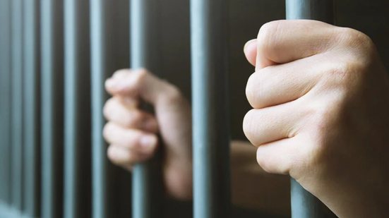 O indivíduo já tinha um mandado de prisão e aguardava cumprimento de pena por assassinato, agora sob custódia do Estado - Foto: Reprodução