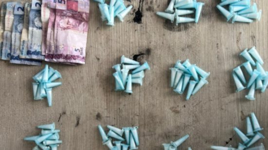 Durante patrulhamento, policiais conseguiram capturar jovem que tentava fugir ao perceber a presença da polícia na comunidade - Foto: Divulgação/ 29° BPMI