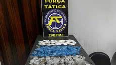 Homem confessou que estava no local para traficar, enquanto mulher alegou inocência, mas ambos foram detidos pela polícia - Foto: Divulgação/ 29° BPMI