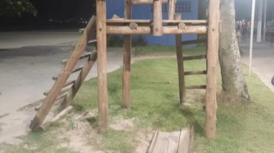 Uma menina chinesa sofreu ferimentos após escorregador desabar na Praia da Enseada - Imagem: Reprodução