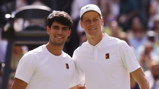 Alcaraz e Sinner antes da final em Wimbledon - Foto: REUTERS / Andrew Couldridge