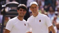 Alcaraz e Sinner antes da final em Wimbledon - Foto: REUTERS / Andrew Couldridge