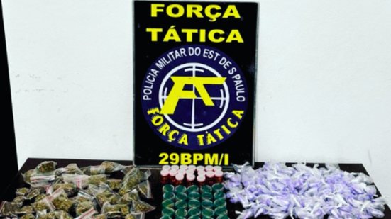 Força Tática do 29º Batalhão prendeu homem que tentou se esconder em ferro-velho, mas foi interceptado pelos policiais - Foto: Divulgação/ 29° BPMI