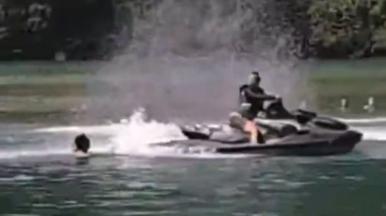 Imagens mostram imprudência do agressor, que pilotava a moto aquática em alta velocidade - Imagem: Reprodução