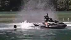 Imagens mostram imprudência do agressor, que pilotava a moto aquática em alta velocidade - Imagem: Reprodução