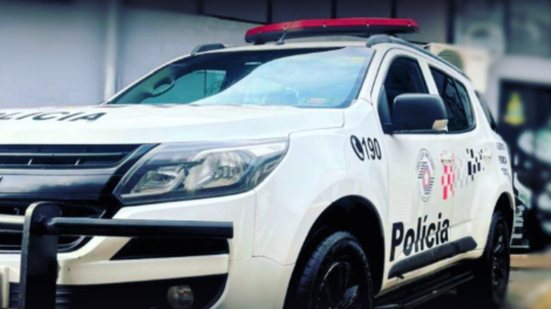 Um homem em dívida com a Justiça foi preso em Peruíbe após tentar se esconder em uma oficina mecânica durante patrulhamento da PM - Foto: Divulgação/ 29° BPMI