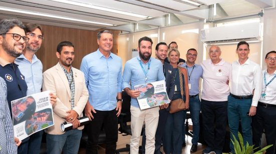 Representantes do Governo e da Caixa visitam obras do Parque Palafitas - Imagem: Divulgação / Prefeitura de Santos