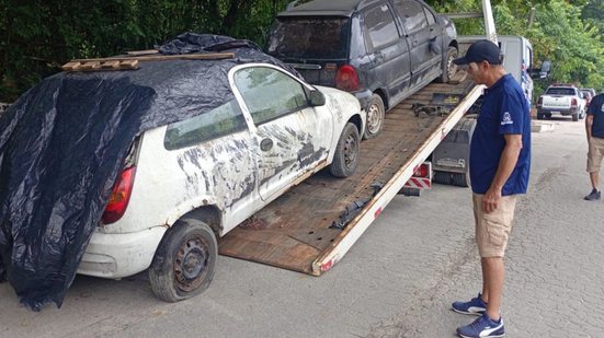 A Prefeitura de Guarujá, em parceria com a PM, inicia a Operação Via Livre para remover veículos abandonados e melhorar a fluidez do trânsito - Foto: Divulgação/ Prefeitura de Guarujá