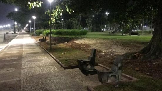 Iluminação é restabelecida em trecho do calçadão da orla de Santos após ressacas