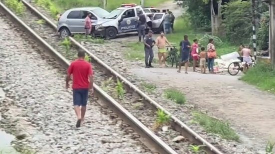 Um motorista sofreu escoriações leves após colisão com trem em Cubatão - Imagem: Reprodução