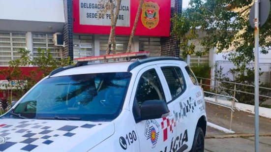 Durante patrulhamento, policiais abordaram suspeitos que tentaram ocultar drogas e confessaram envolvimento no tráfico na região - Foto: Reprodução